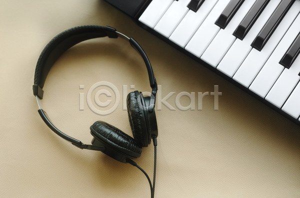 화목 사람없음 JPG 포토 해외이미지 검은색 기구 놀이 디지털 멜로디 뮤지컬 미술 소리 열쇠 오디오 오르간 음악 전자 키보드 피아노(악기) 해외202004 헤드폰 흰색