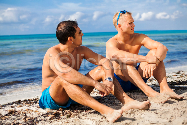 우정 함께함 휴식 남자 두명 사람 JPG 포토 해외이미지 2 건강 대화 동료 라이프스타일 모래 바다 수영복 앉기 야외 채팅 친구 항해 해변 해외202004 햇빛 휴가