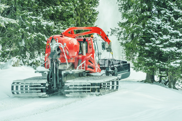 사람없음 JPG 포토 해외이미지 겨울 계절 기계 나무 눈내림 도로 디자인 몸단장 빨간색 산 소나무 숲 알프스 오스트리아 유럽 장비 전나무 추적 크리스마스 풍경(경치) 해외202004 획기적