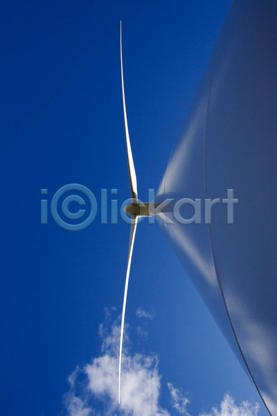 지구온난화 사람없음 JPG 포토 해외이미지 구름(자연) 날개(비행) 바람 발전기 방앗간 산업 생태계 생태학 에너지 유지 재활용 초록색 칼날 파란색 풍차 프로펠러 하늘 해외202004 환경 흰색 힘