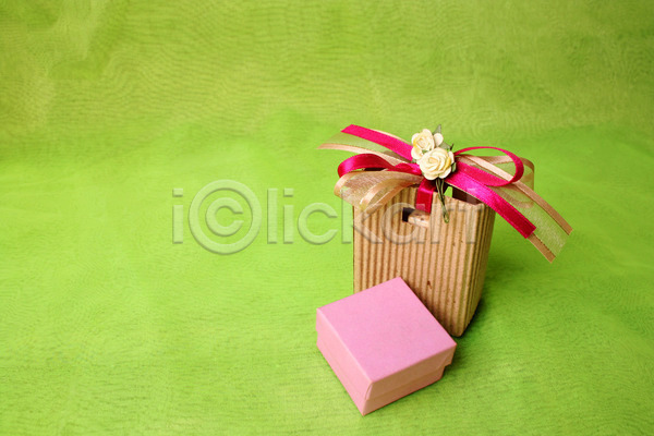 사람없음 JPG 포토 해외이미지 가방 갈색 꽃 꽃무늬 리본 발렌타인데이 분홍색 상자 생일 선물 식물 실크 장미 장식 줄무늬 직물 초록색 카피스페이스 컬러풀 해외202004 활 흰색