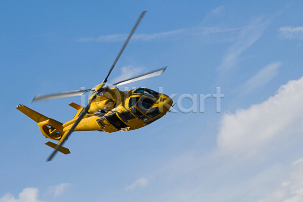 구출 사람없음 JPG 포토 해외이미지 교통시설 구조원 기계 긴급 노란색 사건 속도 의사 칼날 파란색 프로펠러 하늘 항공 해외202004 헬리콥터 헬프