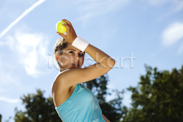 즐거움 서양인 성인 성인여자한명만 여자 한명 JPG 옆모습 포토 해외이미지 들기 상반신 야외 우먼라이프 주간 테니스 테니스공 테니스복 하늘 해외202004