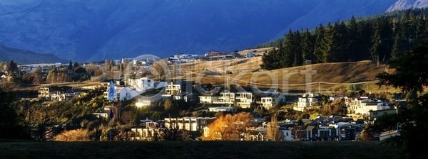 사람없음 JPG 포토 해외이미지 나무 뉴질랜드 도시 마을 산 숲 시골 언덕 여행 자연 전나무 주택 타운 풍경 해외202004 해외포토 협상 휴가