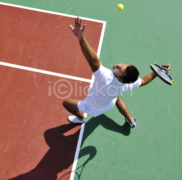 남자 성인 성인남자한명만 한명 JPG 뒷모습 포토 하이앵글 해외이미지 그림자 들기 야외 올려보기 잡기 전신 주간 테니스 테니스공 테니스라켓 테니스선수 테니스장 해외202004