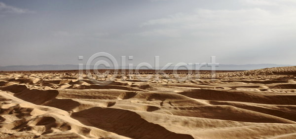 건조 뜨거움 사람없음 JPG 포토 해외이미지 가로 갈색 구름 넘어짐 땅 모래 모래언덕 바람 사막 사하라 수평선 아라비아 아프리카 야외 여행 자연 잔물결 장면 지역 튀니지 파노라마 풍경 하늘 해외202004 해외포토 황무지