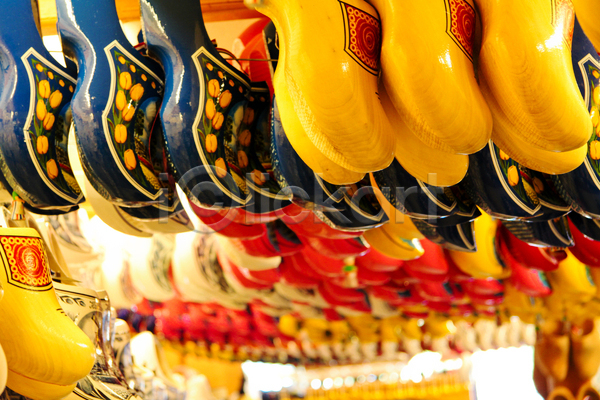 사람없음 JPG 포토 해외이미지 공예 그라인더 기념품 네덜란드 노란색 목재 발 분홍색 빨간색 세로 신발 쌍 암스테르담 유럽 전통 튤립 파란색 해외202004 휴가 흰색