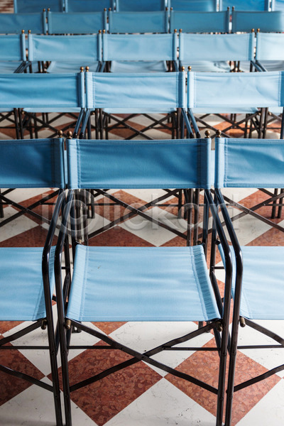 준비 사람없음 JPG 포토 해외이미지 가구 가로 고립 금속 닫기 디자인 발표 앉기 오브젝트 의자 접기 줄무늬 직물 캔버스 컨셉 컬러풀 파란색 해외202004 회의