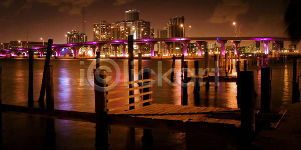 사람없음 JPG 포토 해외이미지 가로 건너기 건물 건축양식 고층빌딩 관광지 교통시설 대서양 도시 도시풍경 마이애미 물 미국 바다 북아메리카 빛망울 스카이라인 야간 야외 여행 옛날 전등 컬러풀 큼 탑 파노라마 플로리다 항구 해외202004 해외포토