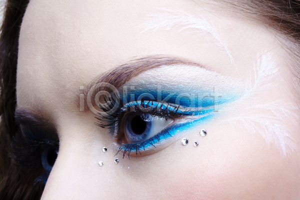 성인 성인여자한명만 신체부위 여자 한명 JPG 근접촬영 옆모습 포토 해외이미지 눈(신체부위) 눈화장 무늬 실내 컨셉 큐빅 파란색 페이스페인팅 해외202004