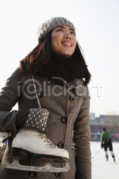 행복 20대 사람 여자 한명 JPG 로우앵글 포토 해외이미지 갈색머리 겨울 겨울옷 기술 긴머리 목도리 미소(표정) 베이징 세로 야외 여행 올려보기 중국 컬러풀 하늘 해외202004 회색