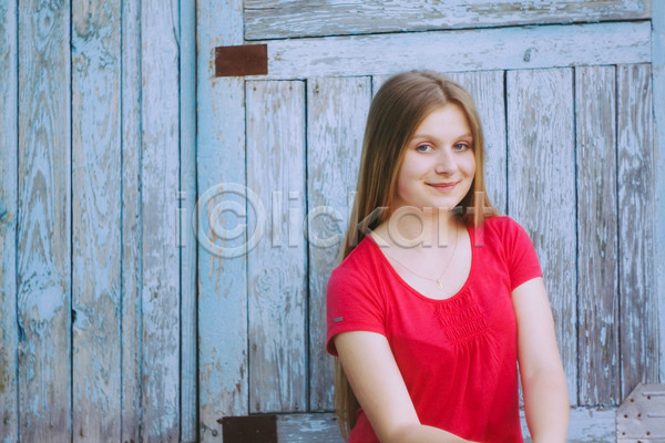 행복 10대 사람 성인 여자 한명 JPG 포토 해외이미지 1 감정 금발 노려봄 모델 목재 미소(표정) 벽 빨간색 사춘기 얼굴 유행 파란색 펑키 포즈 표현 학생 해외202004