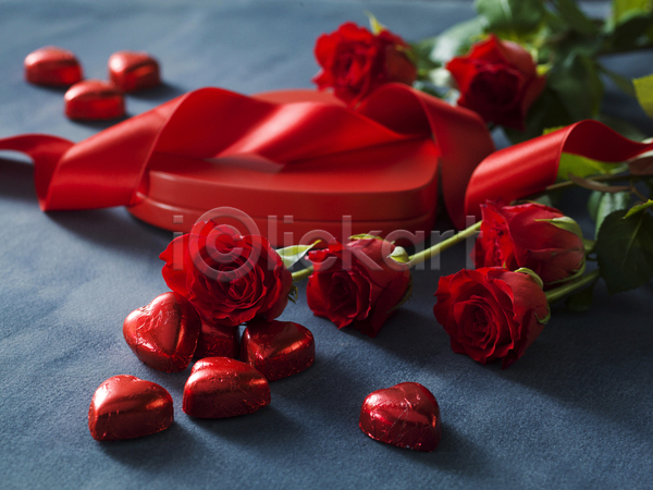 사람없음 JPG 아웃포커스 포토 해외이미지 발렌타인데이 빨간색 선물상자 오브젝트 장미 초콜릿 하트