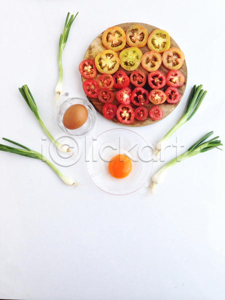 사람없음 JPG 포토 해외이미지 계란 단면 방울토마토 식재료 실내 토마토 파 해외202004 흰배경