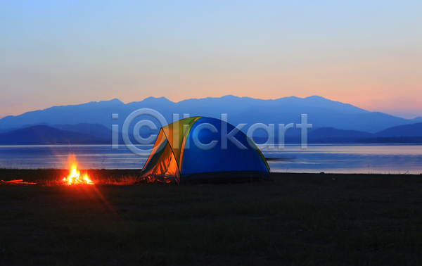 사람없음 JPG 포토 해외이미지 모닥불 산 야외 어둠 텐트 하늘 해외202004 호수 황혼
