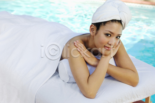 성인 성인여자한명만 여자 한명 JPG 앞모습 포토 해외이미지 목욕가운 미소(표정) 상반신 수영장 스파 야외 응시 주간 해외202004