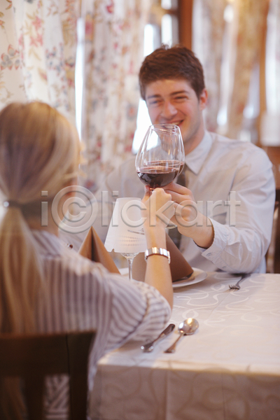 함께함 행복 남자 두명 성인 성인만 여자 JPG 뒷모습 앞모습 포토 해외이미지 건배 데이트 들기 레스토랑 미소(표정) 상반신 식사 실내 앉기 연애 와인 커플 탁자 해외202004
