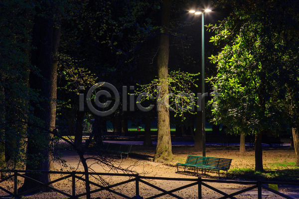 사람없음 JPG 포토 해외이미지 공원 나무 목재 밀라노 벤치 빛 야간 저녁 정원 초록색 해외202004