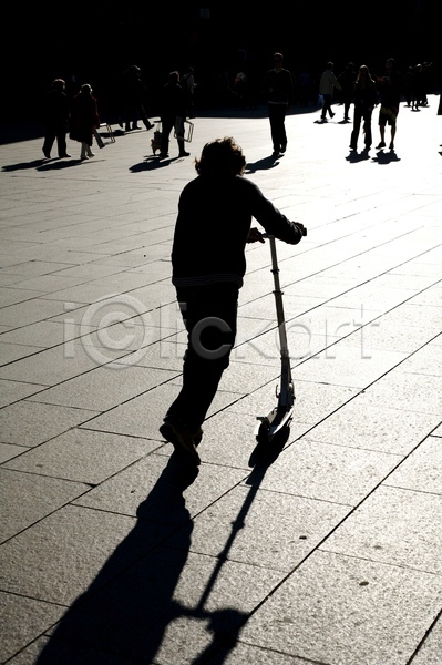 산책 사람 사람없음 소년 JPG 포토 해외이미지 그림자 놀이 땅바닥 묘사 바르셀로나 바위 빛 스쿠터 스페인 어둠 유럽 해외202004
