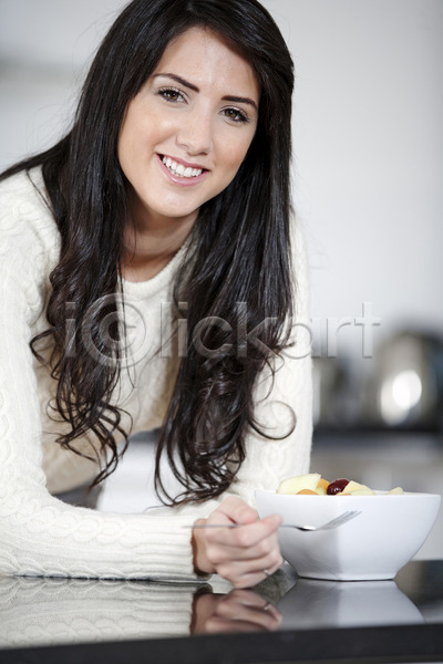 신선 여유 행복 백인 여자 한명 JPG 포토 해외이미지 건강 과일 내추럴 라이프스타일 마시기 먹기 미소(표정) 사발 스웨터 식사 아침 아침식사 웃음 주방 주택 해외202004