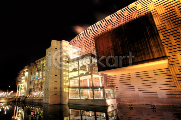 설계 사람없음 JPG 포토 해외이미지 건물 건축양식 궁전 금속 도시 물 반사 빛 스페인 야간 유럽 잡기 조명 창문 콘크리트 크리스탈 타운 풍경(경치) 해외202004 회의