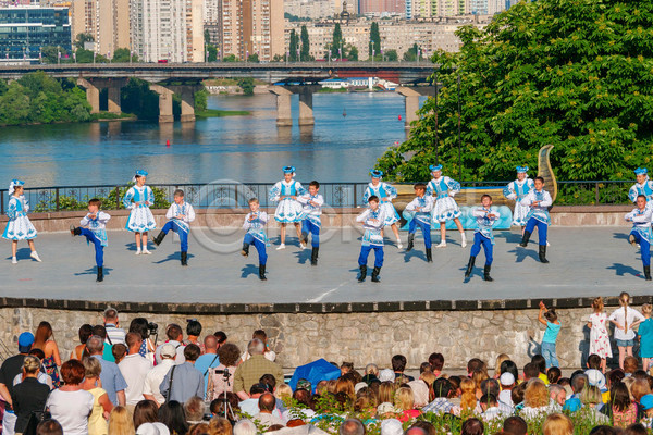 행복 남자 사람 사람없음 여러명 JPG 포토 해외이미지 공연 공원 댄서 문화 미소(표정) 미술 민화 백그라운드 빨간색 역사 우크라이나 유럽 유행 자수 전국 전통 축제 춤 해외202004 흰색