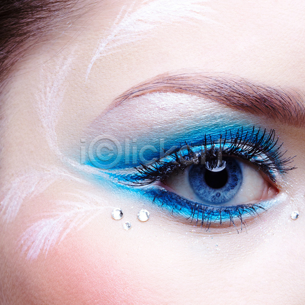 성인 성인여자한명만 신체부위 여자 한명 JPG 근접촬영 앞모습 포토 해외이미지 눈(신체부위) 눈화장 무늬 실내 컨셉 큐빅 파란색 페이스페인팅 해외202004