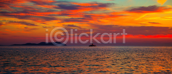 사람없음 JPG 포토 해외이미지 광 맑음 물 물결 바다 반사 백그라운드 보트 빛 빨간색 새벽 섬 수평선 스페인 스포츠 아침 여름 여행 오렌지 요트 웨이브 일몰 일출 자연 저녁 천국 컬러풀 태양 파노라마 파란색 풍경 하늘 함선 해외202004 해외포토 황금 황혼
