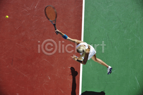 성인 성인여자한명만 여자 한명 JPG 옆모습 포토 하이앵글 해외이미지 그림자 야외 전신 점프 주간 테니스 테니스공 테니스라켓 테니스선수 테니스장 해외202004