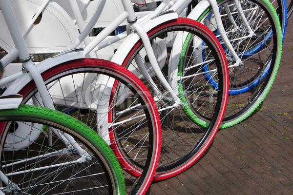 사람없음 JPG 포토 해외이미지 건강 교통시설 그룹 네덜란드 도로 라이프스타일 바퀴 백그라운드 빨간색 상점 서기 선 순환 여행 자전거 주차 줄서기 초록색 컬러풀 타이어 해외202004 흰색