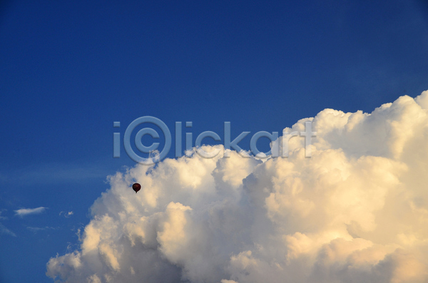 사람없음 JPG 포토 해외이미지 구름(자연) 비행 야외 열기구 주간 풍경(경치) 하늘 해외202004