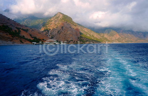 사람없음 JPG 포토 해외이미지 경사 구름(자연) 그리스 나무 물 바다 바위 산 섬 암초 자연 지중해 파도 풍경(경치) 하늘 해외202004