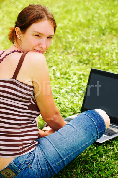 행복 사람 성인 여자 한명 JPG 포토 해외이미지 1 노트북 모델 모바일 모션 비즈니스 야외 옷 유행 자연 초록색 컴퓨터 터치 학생 해외202004 햇빛 휴가
