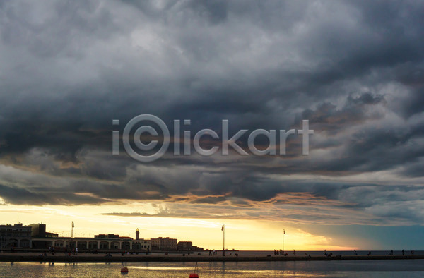 사람없음 JPG 포토 해외이미지 기중기 날씨 도시 바다 빛 어둠 이탈리아 일몰 포트 풍경(경치) 항구 해외202004