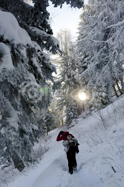 산책 신선 추위 성인 성인여자한명만 여자 한명 JPG 뒷모습 포토 해외이미지 걷기 겨울 눈내림 등산 라이프스타일 백패커 산 설산 손들기 숲 야외 전신 주간 태양 트래킹 풍경(경치) 하이커 하이킹 해외202004