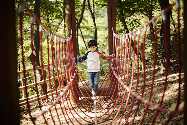 즐거움 남자 소년한명만 어린이 한국인 한명 JPG 앞모습 포토 걷기 공원 놀이터 야외 어린이라이프 전신 주간 흔들다리