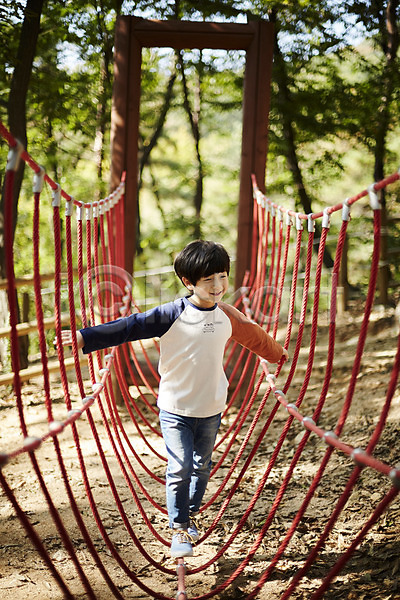 즐거움 남자 소년한명만 어린이 한국인 한명 JPG 앞모습 포토 걷기 공원 놀이터 미소(표정) 야외 어린이라이프 전신 주간 흔들다리