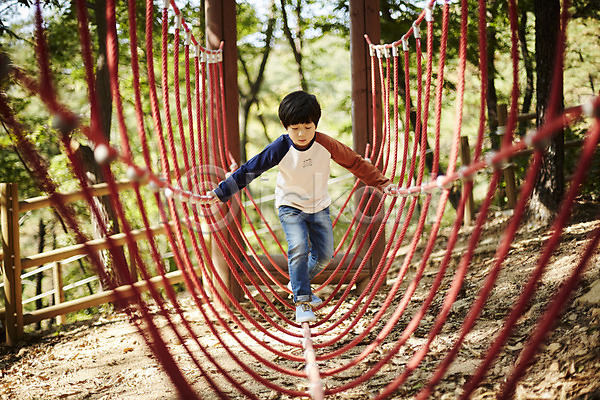 즐거움 남자 소년한명만 어린이 한국인 한명 JPG 앞모습 포토 걷기 공원 놀이터 야외 어린이라이프 전신 주간 흔들다리