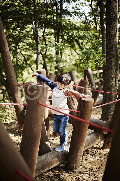 즐거움 남자 소년한명만 어린이 한국인 한명 JPG 앞모습 포토 공원 놀이터 서기 야외 어린이라이프 전신 주간 중심잡기