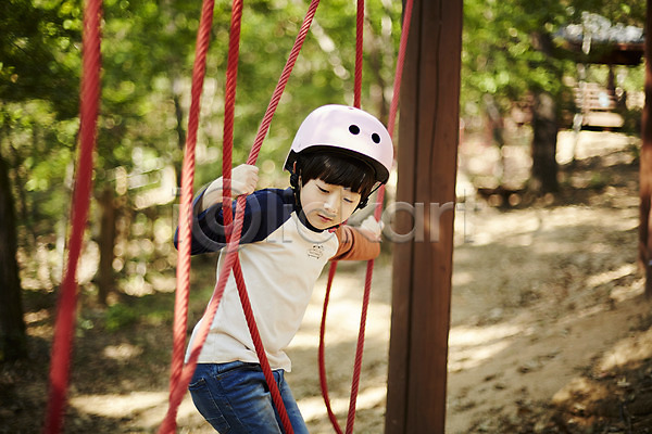 즐거움 남자 소년한명만 어린이 한국인 한명 JPG 옆모습 포토 공원 놀이터 상반신 야외 어린이라이프 잡기 주간 줄 헬멧