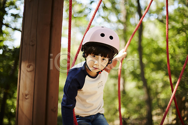 즐거움 남자 소년한명만 어린이 한국인 한명 JPG 앞모습 포토 공원 놀이터 상반신 서기 야외 어린이라이프 주간 줄 헬멧
