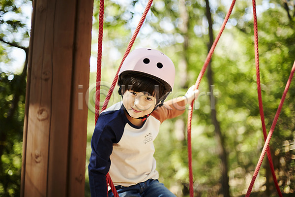 즐거움 남자 소년한명만 어린이 한국인 한명 JPG 앞모습 포토 공원 놀이터 상반신 서기 야외 어린이라이프 주간 줄 헬멧