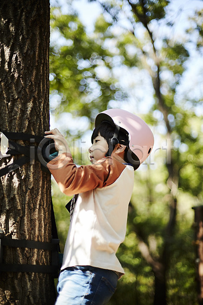 즐거움 남자 소년한명만 어린이 한국인 한명 JPG 옆모습 포토 공원 나무 놀이터 상반신 야외 어린이라이프 오르기 주간 헬멧