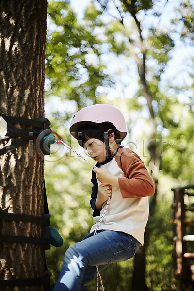 즐거움 남자 소년한명만 어린이 한국인 한명 JPG 옆모습 포토 공원 나무 놀이터 밧줄 상반신 야외 어린이라이프 오르기 주간 헬멧