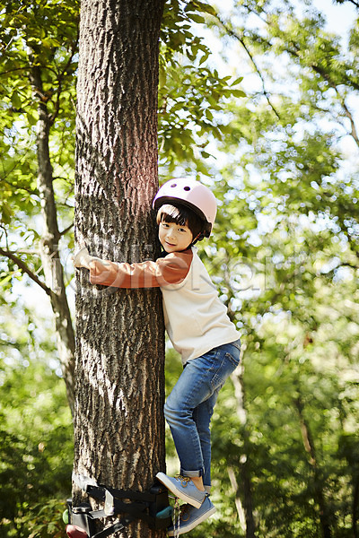 즐거움 남자 소년한명만 어린이 한국인 한명 JPG 옆모습 포토 공원 나무 놀이터 야외 어린이라이프 오르기 전신 주간 헬멧