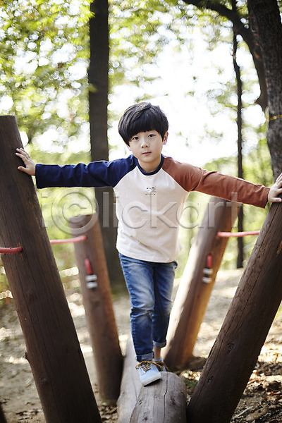 즐거움 남자 소년한명만 어린이 한국인 한명 JPG 앞모습 포토 공원 놀이터 서기 야외 어린이라이프 전신 주간
