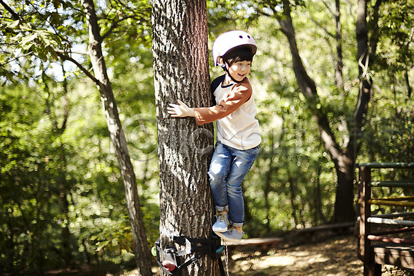 즐거움 남자 소년한명만 어린이 한국인 한명 JPG 앞모습 포토 공원 나무 놀이터 야외 어린이라이프 오르기 전신 주간 헬멧
