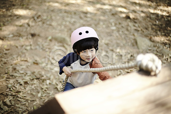 즐거움 남자 소년한명만 어린이 한국인 한명 JPG 앞모습 포토 공원 놀이터 밧줄 상반신 야외 어린이라이프 오르기 주간 헬멧