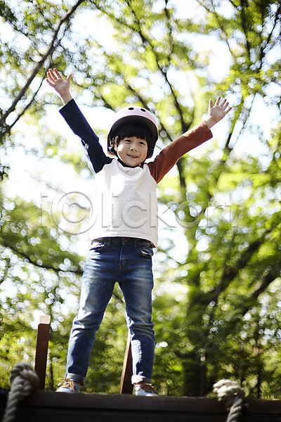 즐거움 남자 소년한명만 어린이 한국인 한명 JPG 앞모습 포토 공원 놀이터 만세 미소(표정) 서기 야외 어린이라이프 전신 주간 헬멧