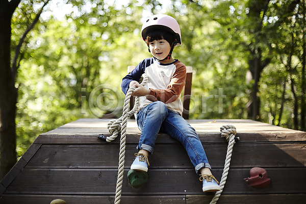 즐거움 남자 소년한명만 어린이 한국인 한명 JPG 앞모습 포토 공원 놀이터 미소(표정) 밧줄 앉기 야외 어린이라이프 전신 주간 헬멧